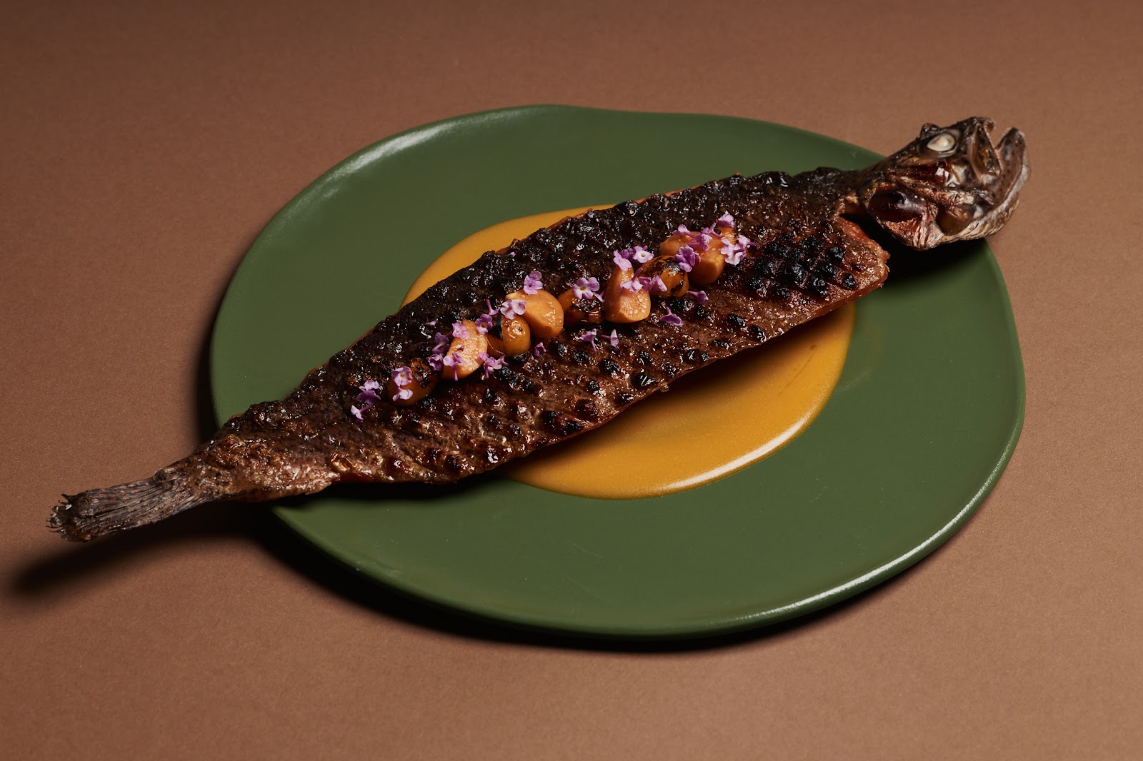 Plato de pescado entero con salsa de la cocina de BORO