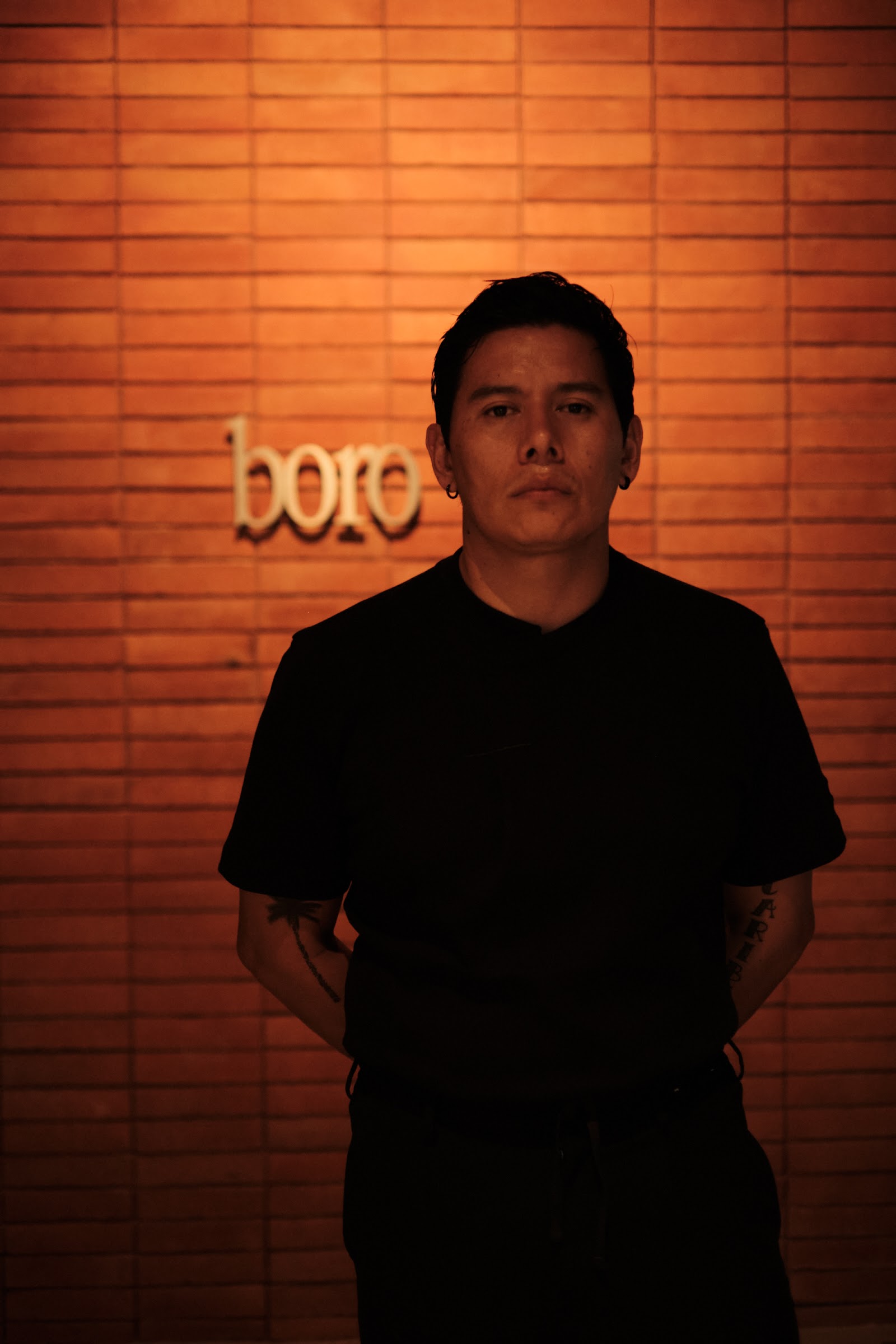 El chef Jaime Rodríguez frente al letrero de BORO